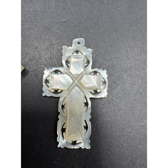 Vintage Lot of 4 Mother of Pearl Carved Cross Dolphin & Penguin Pendant - Picture 5 of 6